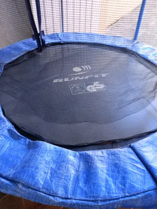 Cama elástica grande con red de seguridad