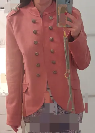 Chaqueta levita estilo militar rosa