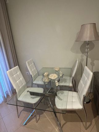 Sillas de salón blancas y plateadas.