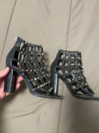 Zapatillas de tacón negras con tachuelas doradas