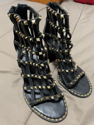 Zapatillas de tacón negras con tachuelas doradas