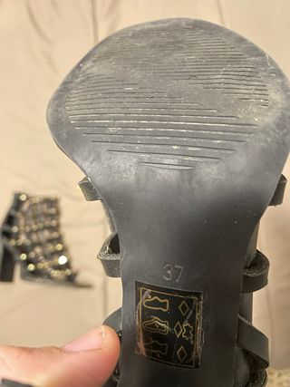 Zapatillas de tacón negras con tachuelas doradas