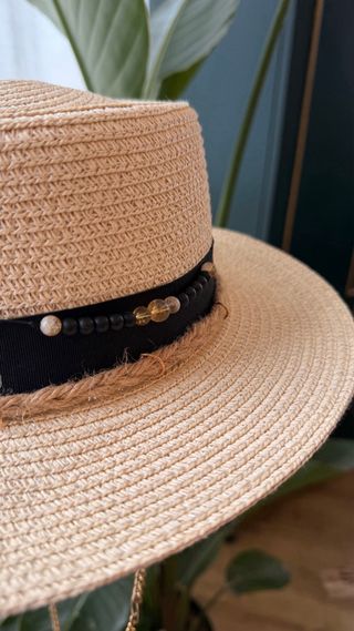 Sombrero de verano beige con shungita y citrino.