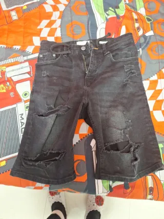 Pantalón vaquero corto hombre negro desgastado