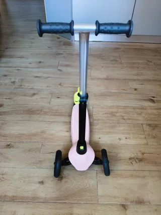 Patinete infantil 3 ruedas, casco y protecciones