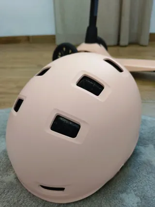 Patinete infantil 3 ruedas, casco y protecciones.