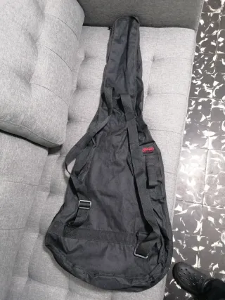 Funda negra para guitarra