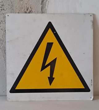 Cartello pericolo alta tensione