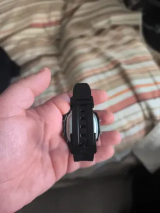 Reloj Casio Digital Negro con paragolpes puesto