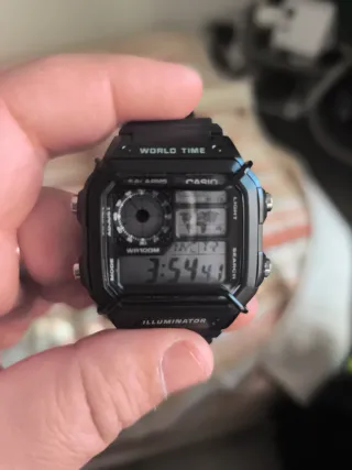 Reloj Casio Digital Negro con paragolpes puesto