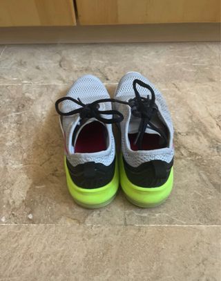 Zapatillas deportivas Nike grises y blancas