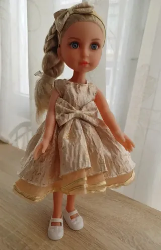 Muñeca de vinilo con vestido dorado 35 cm