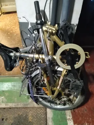 Bicicleta plegable dorada