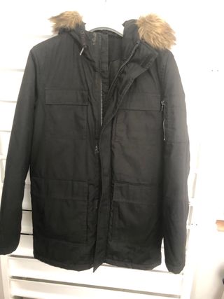 Chaqueton negro con capucha y pelo