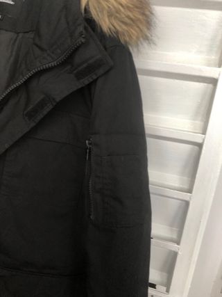 Chaqueton negro con capucha y pelo