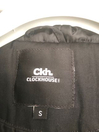 Chaqueton negro con capucha y pelo