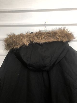 Chaqueton negro con capucha y pelo