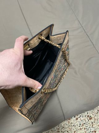 Bolso de mujer con cadena dorada