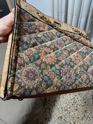 Bolso de mujer con cadena dorada