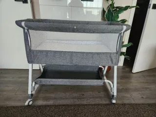 Minicuna gris con ruedas