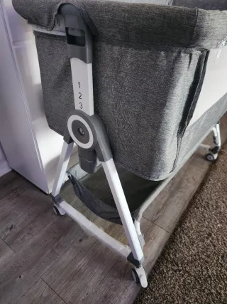 Minicuna gris con ruedas