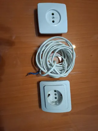 2 Enchufes y Cable Eléctrico