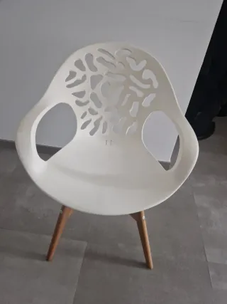 Silla blanca diseño patas madera