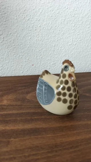 Figura pollo coleccionable estilo Poulette