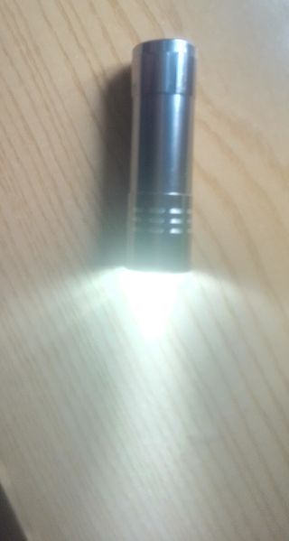 Linterna pequeña plateada