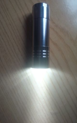 Linterna pequeña plateada