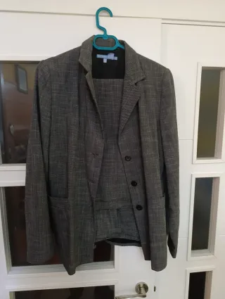 Traje de chaqueta y falda gris