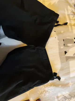 Pantalones cargo Bershka negros hombre.