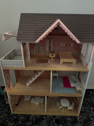 Casa de muñecas de madera