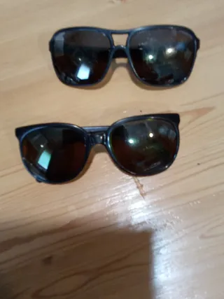 Gafas de sol Vuarnet 15 € las dos .