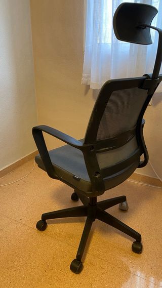 Silla de oficina gris oscuro regulable