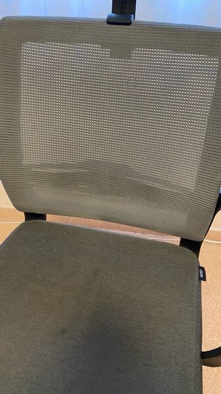 Silla de oficina gris oscuro regulable