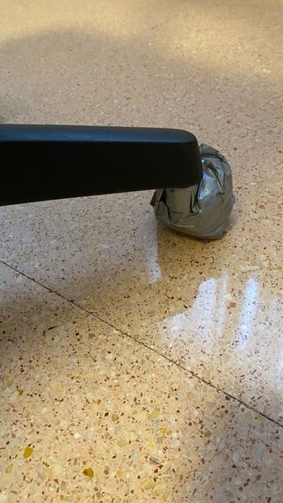 Silla de oficina gris oscuro regulable