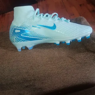 Botas de fútbol Nike blancas y azules