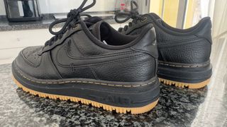 Nike Air Force 1 Luxe Negro Dorado