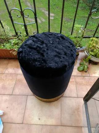 Puf Astracán Negro y Dorado