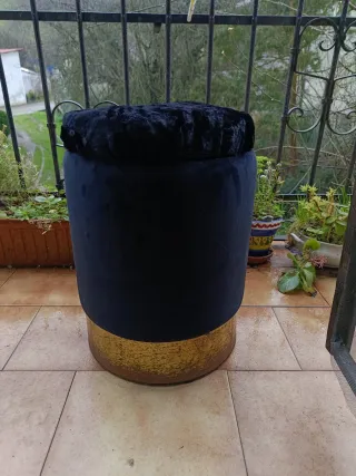 Puf Astracán Negro y Dorado