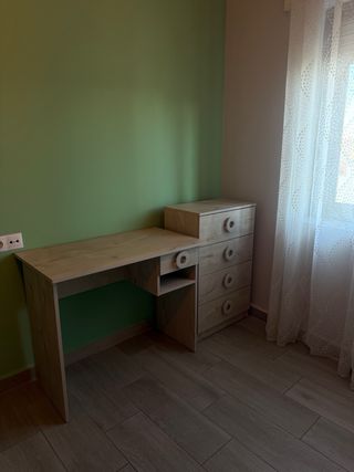 Escritorio de madera con cajones