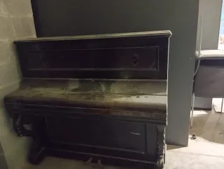 Piano antiguo de madera oscura