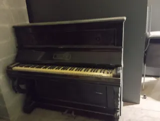 Piano antiguo de madera oscura