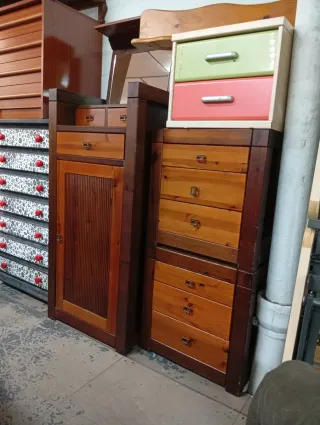 Cómoda de madera y mesitas Información 742018324