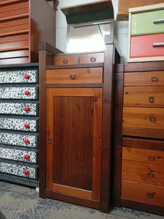 Cómoda de madera y mesitas Información 742018324