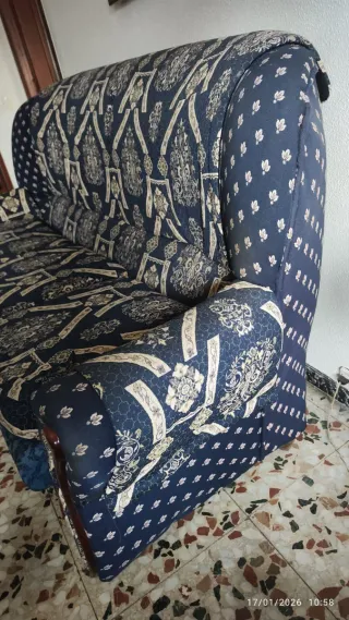Sofá y dos tresillos azul estampado