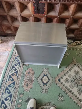 Mesita de acero gris