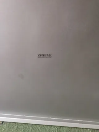 Mesita de acero gris