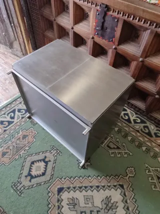 Mesita de acero gris